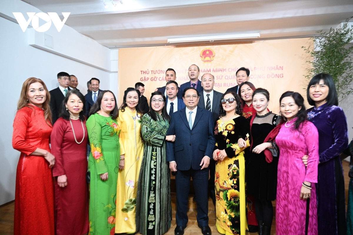 Prime Minister meets Vietnamese expatriates in Romania